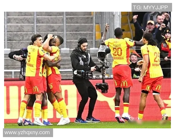 球迷炸锅总决赛场面引发热议各方观点交锋激情不断 球迷炸锅总决赛场面引发热议各方观点交锋激情不断